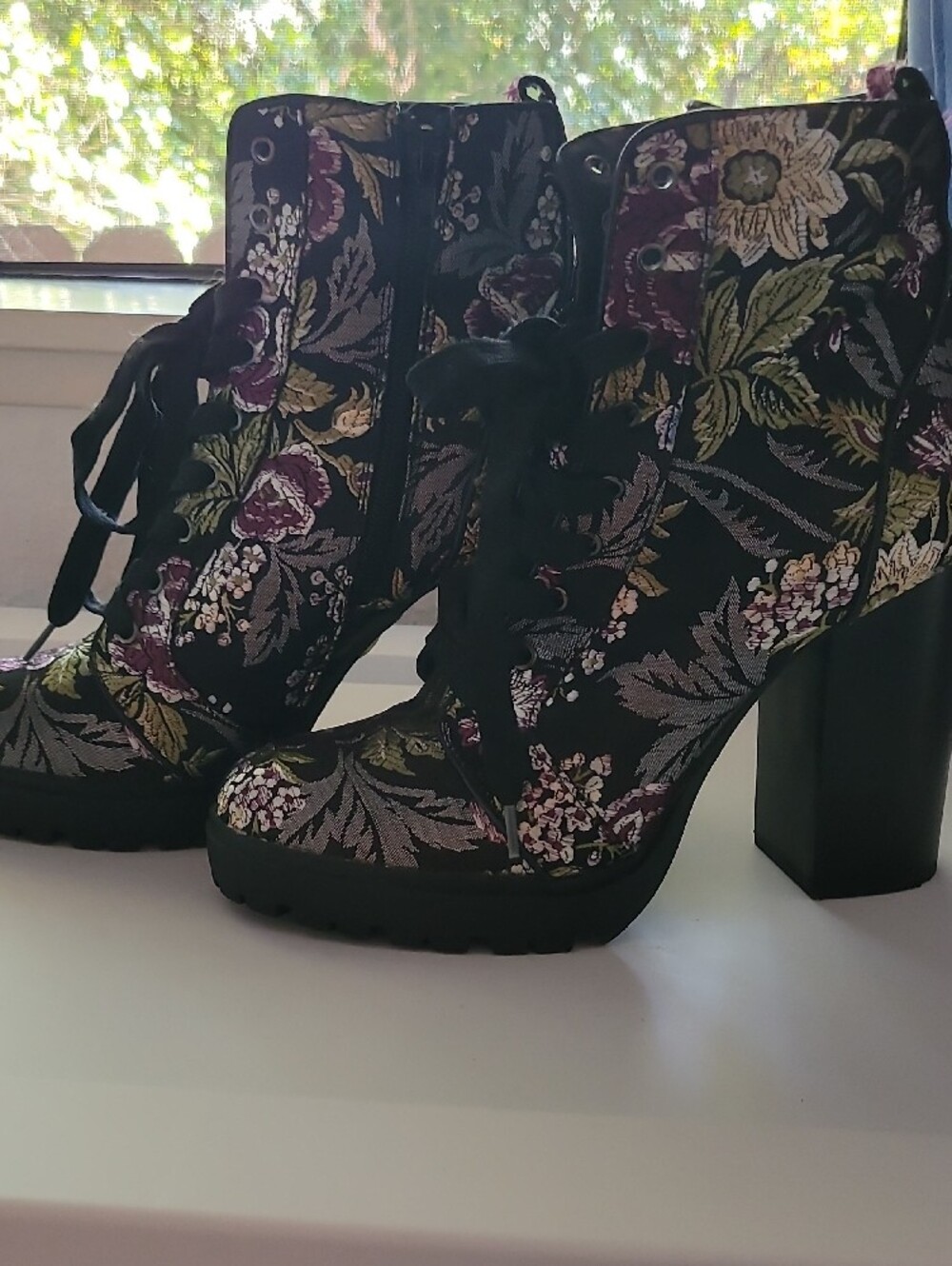 Steve Madden Black Lace-Up Ankle Boots Floral Embroidery BROCADE SIZE9 NEW - Picture 3 of 12
